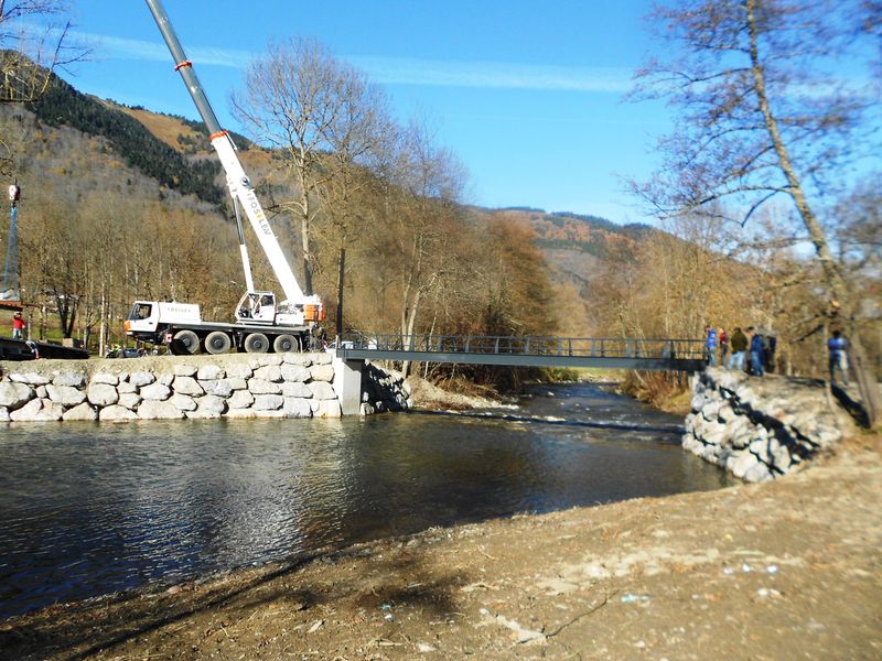 La nouvelle passerelle en construction